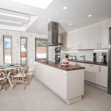 Pangea Kalli 트라페자키